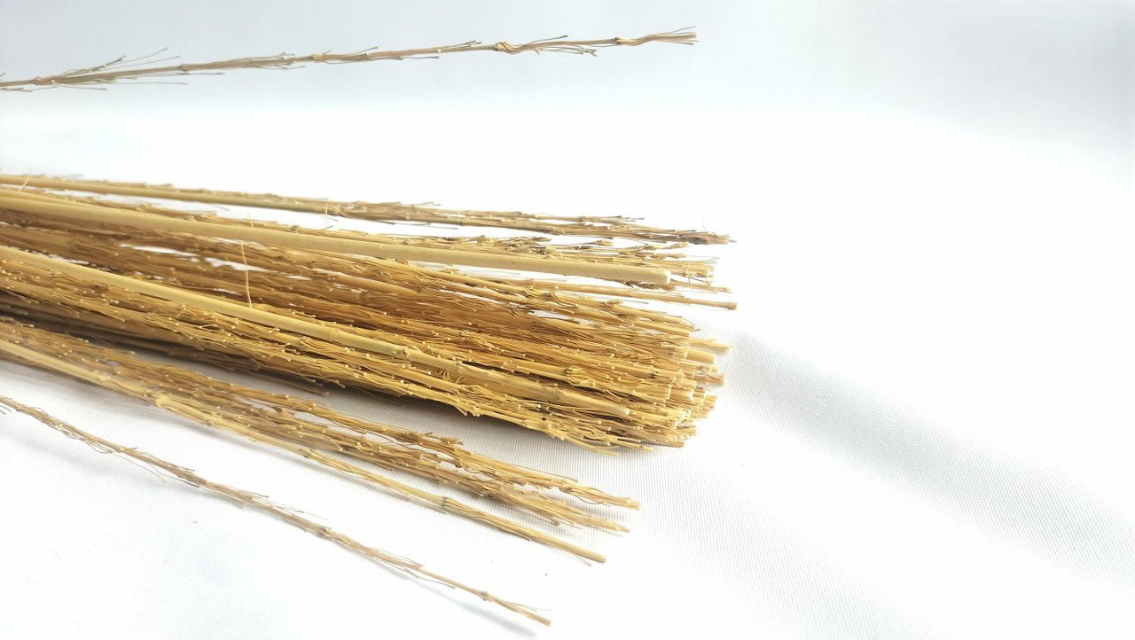 met-deze-flogger-met-smalle-houten-takjes-heb-je-alweer-iets-apat-in-hui-gehaald-hij-heeft-zo-maar-even-om-en-bij-de-60-dunne-takjes-in-zijn-middel-die-je-allemaal-op-hun-eigen-manier-weten-te-raken-1