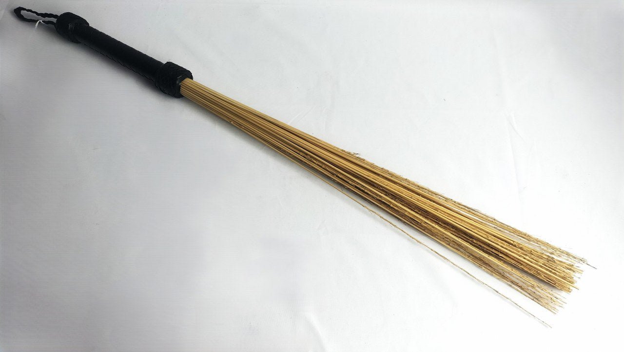 met-deze-flogger-met-smalle-houten-takjes-heb-je-alweer-iets-apat-in-hui-gehaald-hij-heeft-zo-maar-even-om-en-bij-de-60-dunne-takjes-in-zijn-middel-die-je-allemaal-op-hun-eigen-manier-weten-te-raken-3