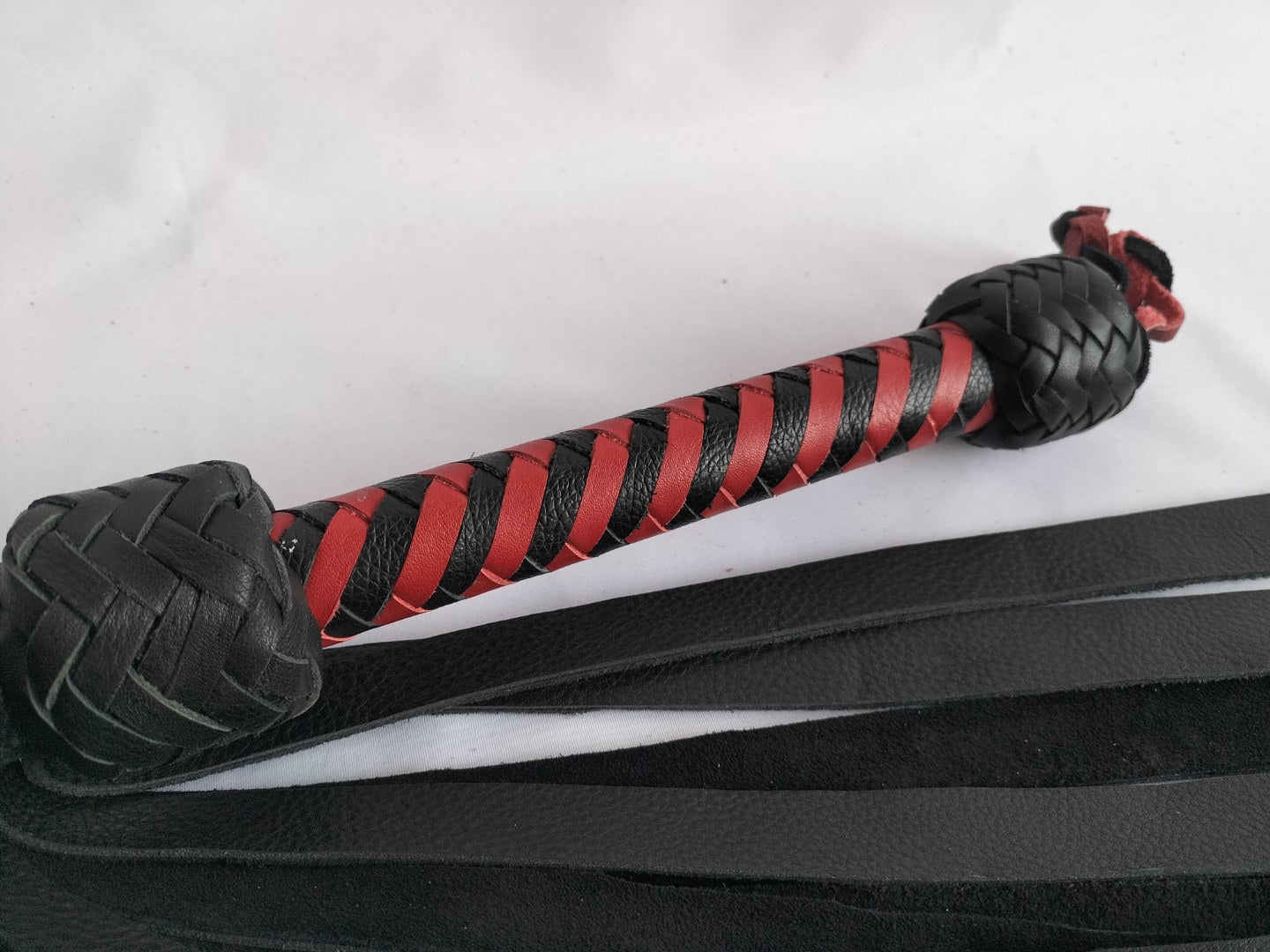 met-deze-flogger-of-zweep-kan-je-perfect-je-submissive-opwarmen-of-en-spel-spelen-met-deep-impact-het-betreft-dus-een-doffe-flogger-3