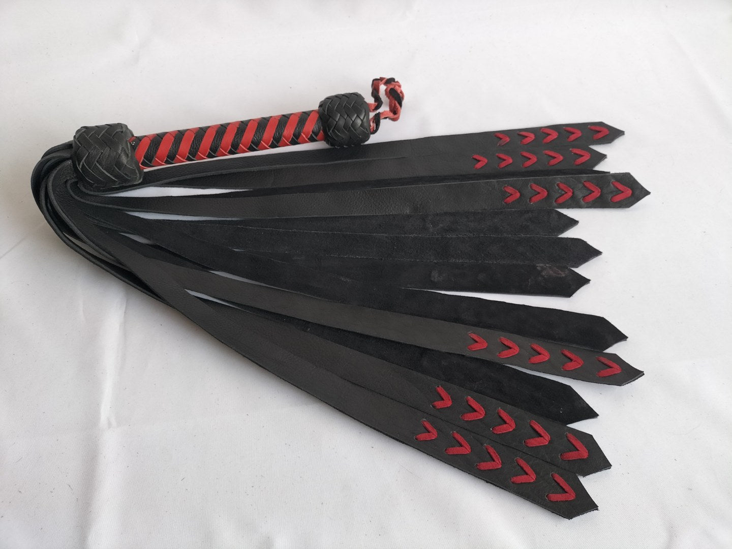 met-deze-flogger-of-zweep-kan-je-perfect-je-submissive-opwarmen-of-en-spel-spelen-met-deep-impact-het-betreft-dus-een-doffe-flogger-4