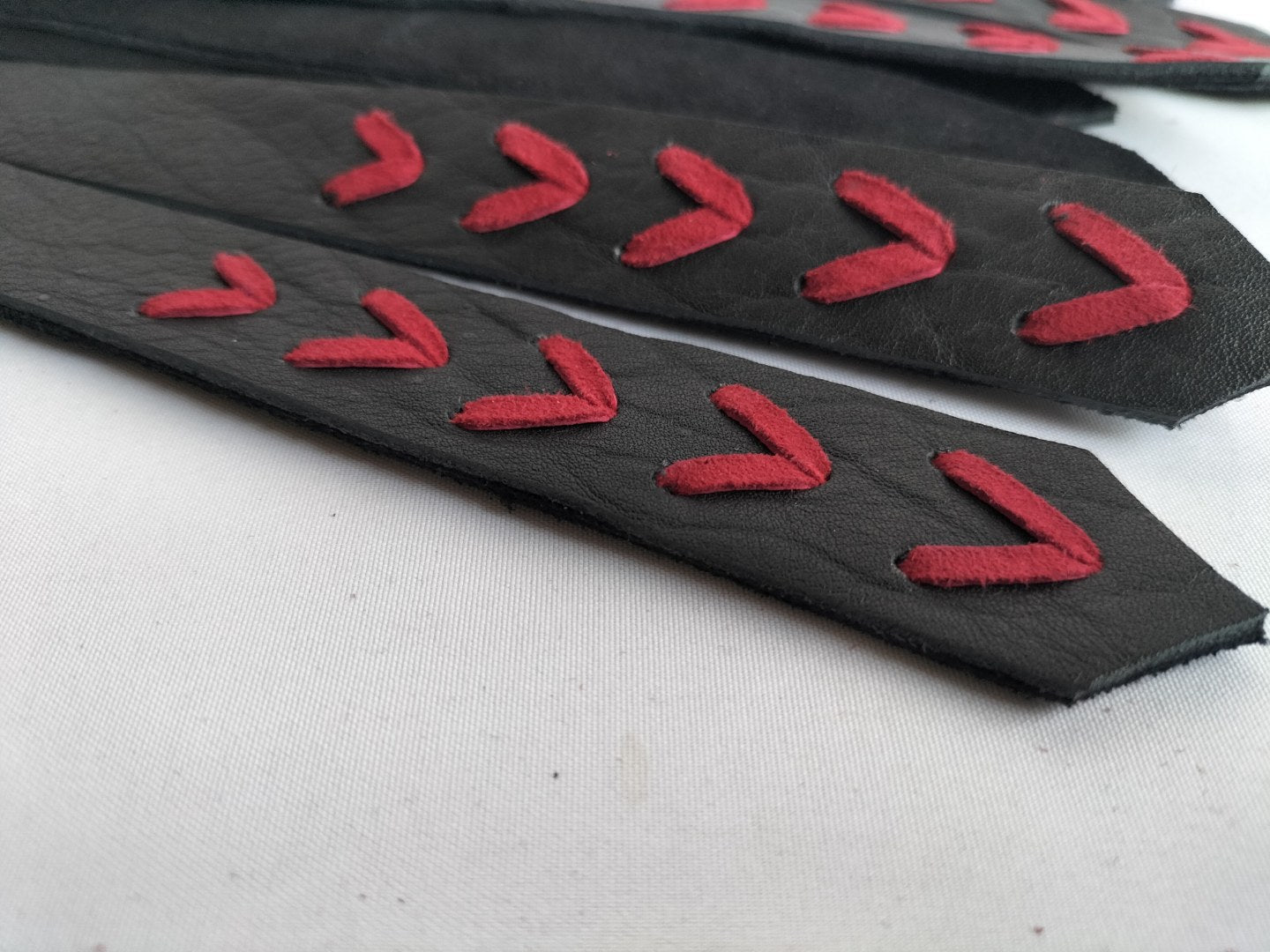 met-deze-flogger-of-zweep-kan-je-perfect-je-submissive-opwarmen-of-en-spel-spelen-met-deep-impact-het-betreft-dus-een-doffe-flogger-2