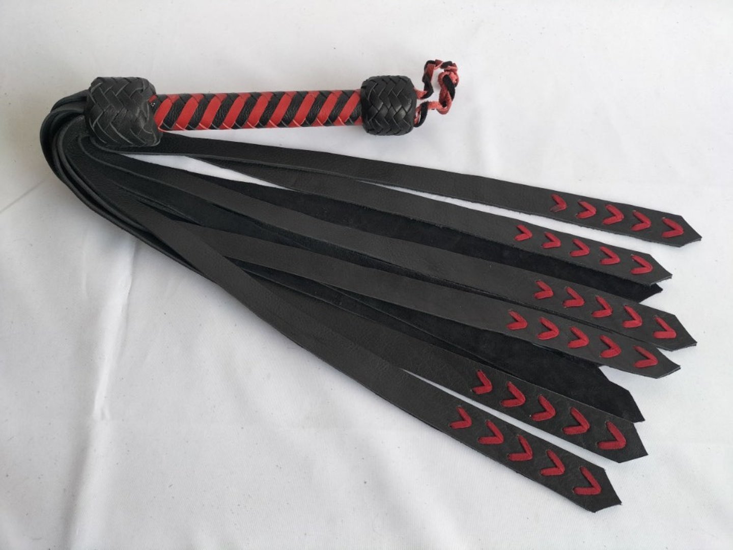 met-deze-flogger-of-zweep-kan-je-perfect-je-submissive-opwarmen-of-en-spel-spelen-met-deep-impact-het-betreft-dus-een-doffe-flogger-1