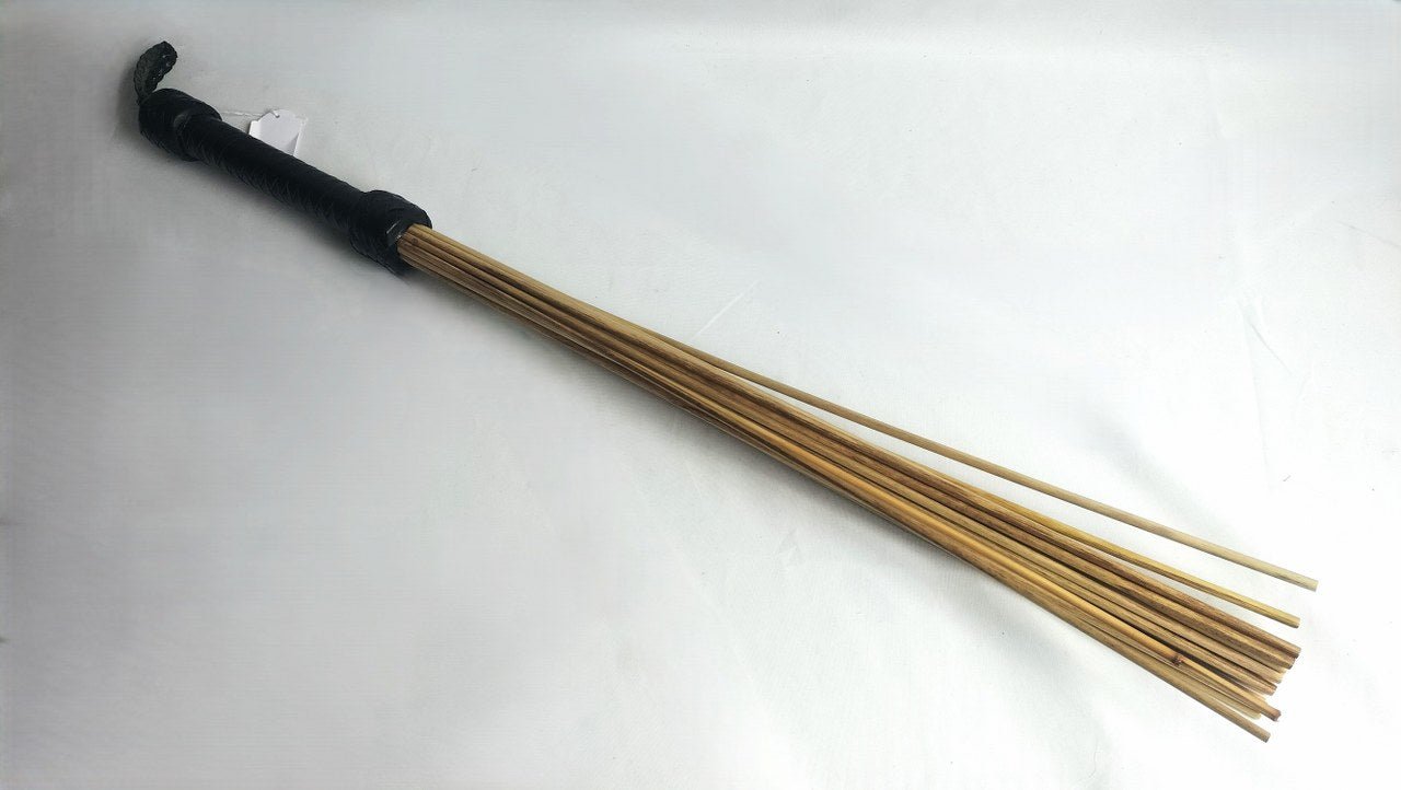 met-deze-flogger-gevult-met-twijgen-van-ongeveer-4mm-diameter-heb-je-weer-iets-helemaal-apart-mee-om-te-slaan-tijdens-je-bdsm-sessie-1