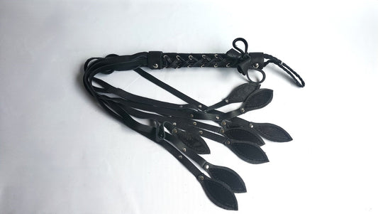 deze-zwarte-gesel-of-nine-tail-is-iets-apart-hij-is-voorzien-van-eenhair-on-handvat-en-ook-de-9-falls-eindigen-met-eenstukje-hair-on-skin-benieuwd-hoe-hij-voelt-wij-ook-1