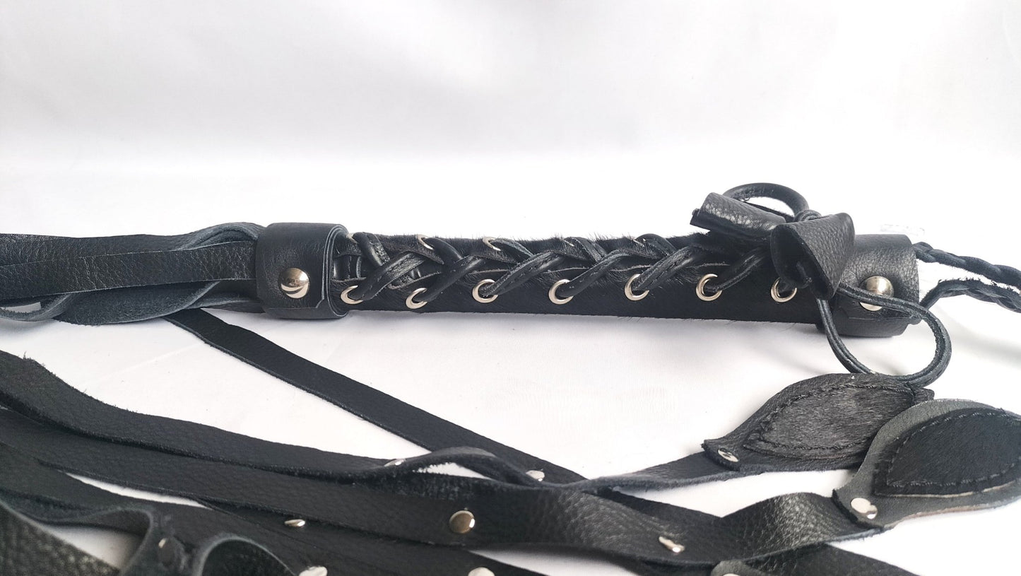 deze-zwarte-gesel-of-nine-tail-is-iets-apart-hij-is-voorzien-van-eenhair-on-handvat-en-ook-de-9-falls-eindigen-met-eenstukje-hair-on-skin-benieuwd-hoe-hij-voelt-wij-ook-3