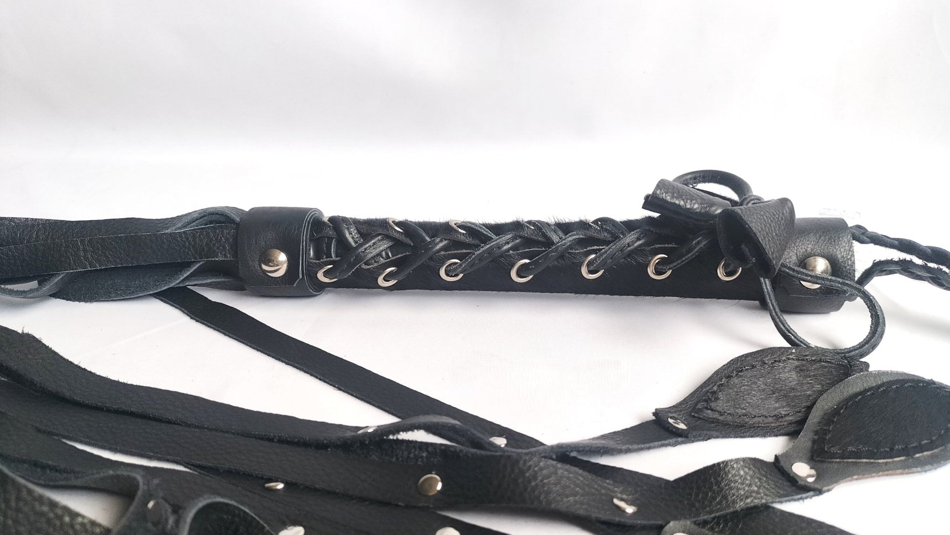 deze-zwarte-gesel-of-nine-tail-is-iets-apart-hij-is-voorzien-van-eenhair-on-handvat-en-ook-de-9-falls-eindigen-met-eenstukje-hair-on-skin-benieuwd-hoe-hij-voelt-wij-ook-3