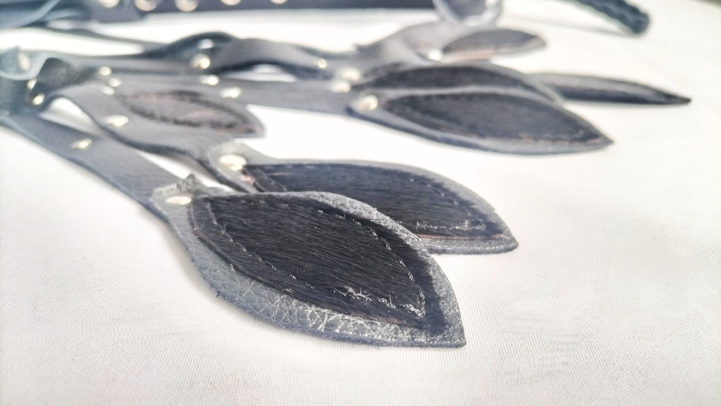 deze-zwarte-gesel-of-nine-tail-is-iets-apart-hij-is-voorzien-van-eenhair-on-handvat-en-ook-de-9-falls-eindigen-met-eenstukje-hair-on-skin-benieuwd-hoe-hij-voelt-wij-ook-2