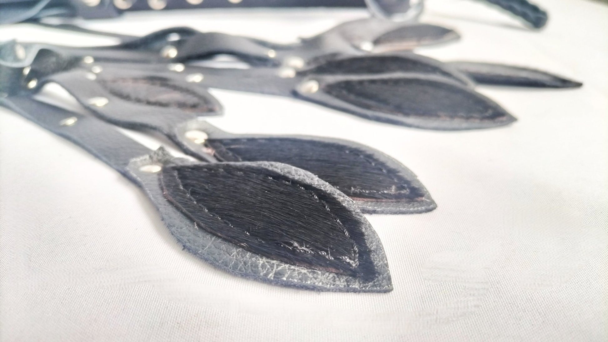 deze-zwarte-gesel-of-nine-tail-is-iets-apart-hij-is-voorzien-van-eenhair-on-handvat-en-ook-de-9-falls-eindigen-met-eenstukje-hair-on-skin-benieuwd-hoe-hij-voelt-wij-ook-2