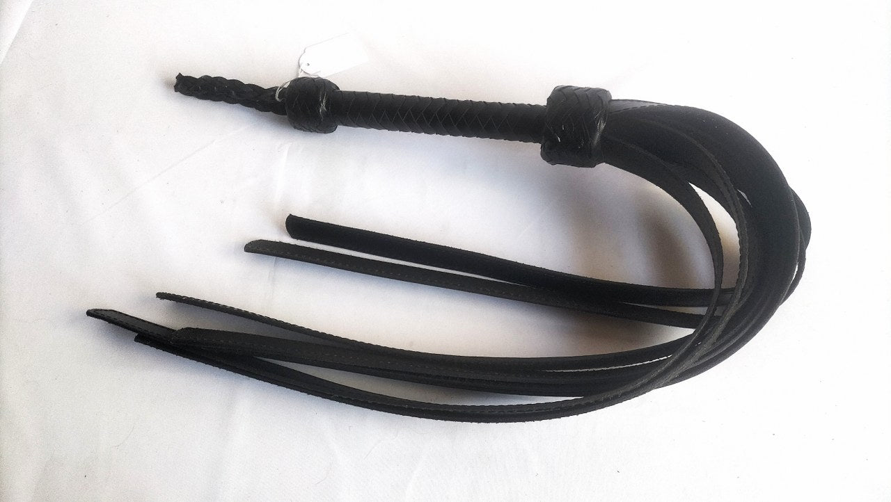 zwart-tuig-leder-flogger-met-8-25mm-brede-falls-van-55cm-lang-deze-flogger-is-niet-geschikt-voor-de-beginnende-bdsm-spelers-1