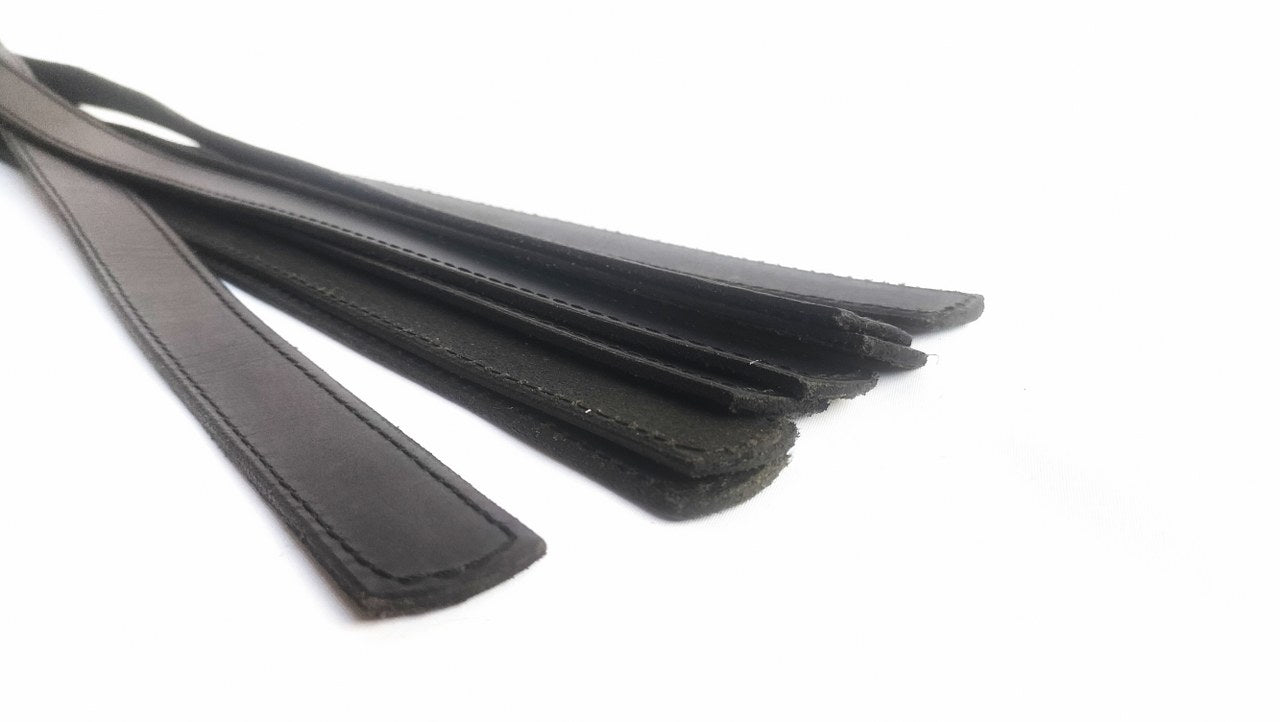 zwart-tuig-leder-flogger-met-8-25mm-brede-falls-van-55cm-lang-deze-flogger-is-niet-geschikt-voor-de-beginnende-bdsm-spelers-4