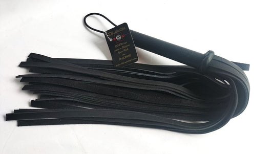 Deze-zwaardere-buffellederen-flogger-met-36-falls-van meer-dan2-mm-dik-heeft-een-mooie-doffe-impact-dankzij-de-brederefalls-van-12-mm-en-doordat-ie-uitgeballanceerd-is-blijft-hij-lekker-in-de-hand-liggen-zonder-je-pols-over-te-belasten-1