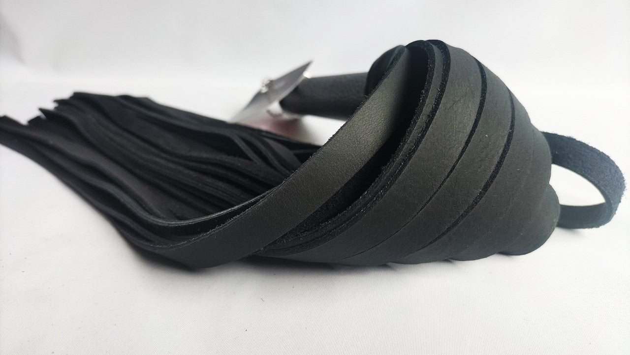Deze-zwaardere-buffellederen-flogger-met-36-falls-van meer-dan2-mm-dik-heeft-een-mooie-doffe-impact-dankzij-de-brederefalls-van-12-mm-en-doordat-ie-uitgeballanceerd-is-blijft-hij-lekker-in-de-hand-liggen-zonder-je-pols-over-te-belasten-2