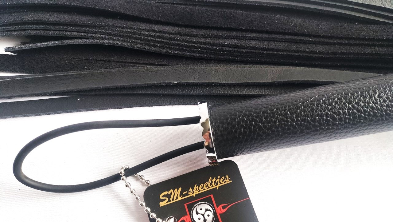 Deze-zwaardere-buffellederen-flogger-met-36-falls-van meer-dan2-mm-dik-heeft-een-mooie-doffe-impact-dankzij-de-brederefalls-van-12-mm-en-doordat-ie-uitgeballanceerd-is-blijft-hij-lekker-in-de-hand-liggen-zonder-je-pols-over-te-belasten-3