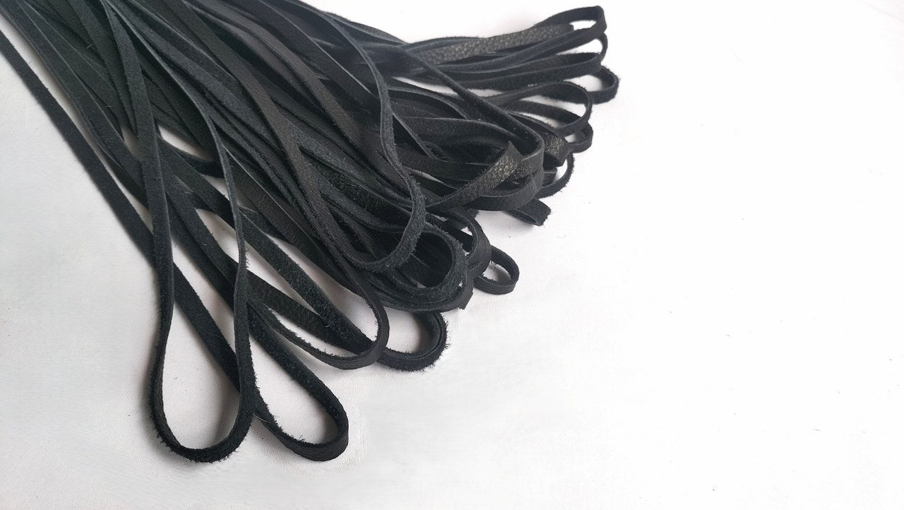 deze-loop-zweep-of-flogger-genoemd-zal-je-verbazen-door-zijn-aparte-impact-het-is-een-bdsm-toy-die-zeker-niet-mag-ontbreken-in-je-bdsm-toy-assortiment-4