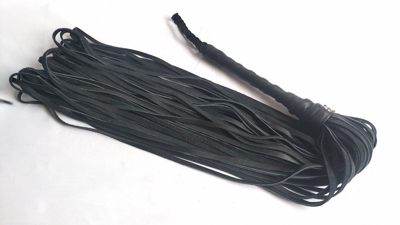deze-loop-zweep-of-flogger-genoemd-zal-je-verbazen-door-zijn-aparte-impact-het-is-een-bdsm-toy-die-zeker-niet-mag-ontbreken-in-je-bdsm-toy-assortiment-2