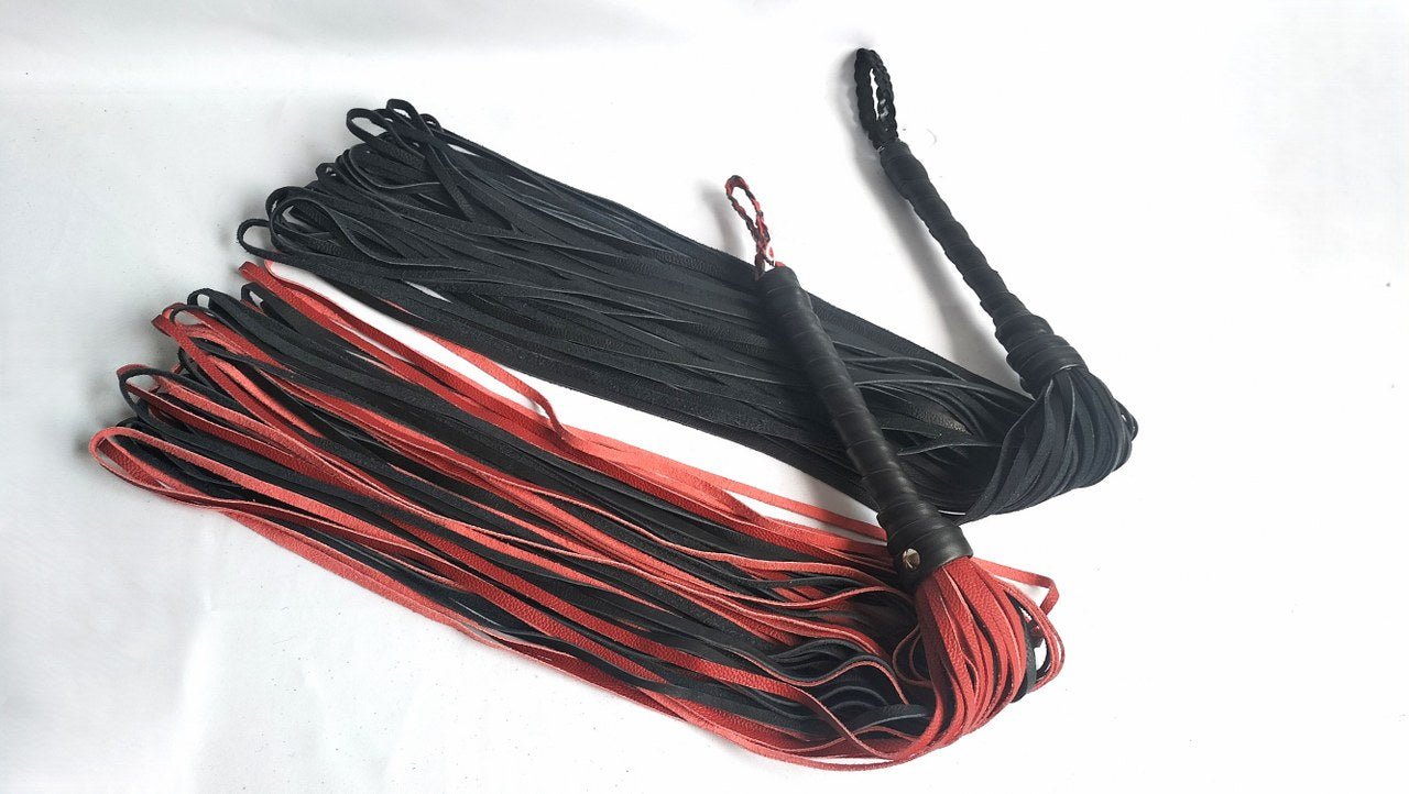 deze-loop-zweep-of-flogger-genoemd-zal-je-verbazen-door-zijn-aparte-impact-het-is-een-bdsm-toy-die-zeker-niet-mag-ontbreken-in-je-bdsm-toy-assortiment-1