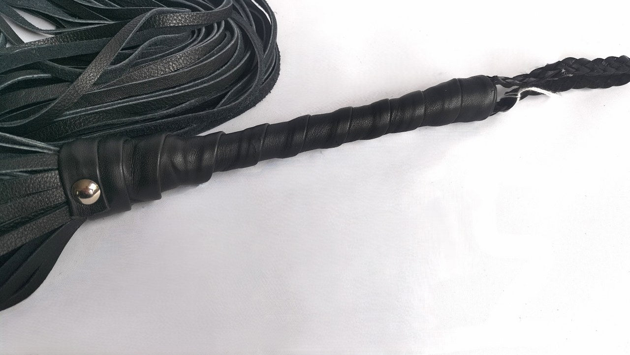 deze-loop-zweep-of-flogger-genoemd-zal-je-verbazen-door-zijn-aparte-impact-het-is-een-bdsm-toy-die-zeker-niet-mag-ontbreken-in-je-bdsm-toy-assortiment-3