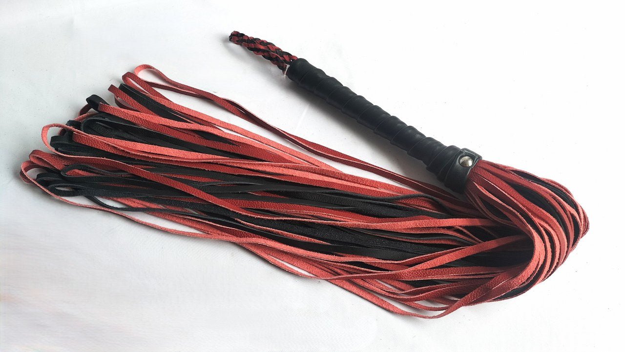 deze-loop-zweep-of-flogger-genoemd-zal-je-verbazen-door-zijn-aparte-impact-het-is-een-bdsm-toy-die-zeker-niet-mag-ontbreken-in-je-bdsm-toy-assortiment-5