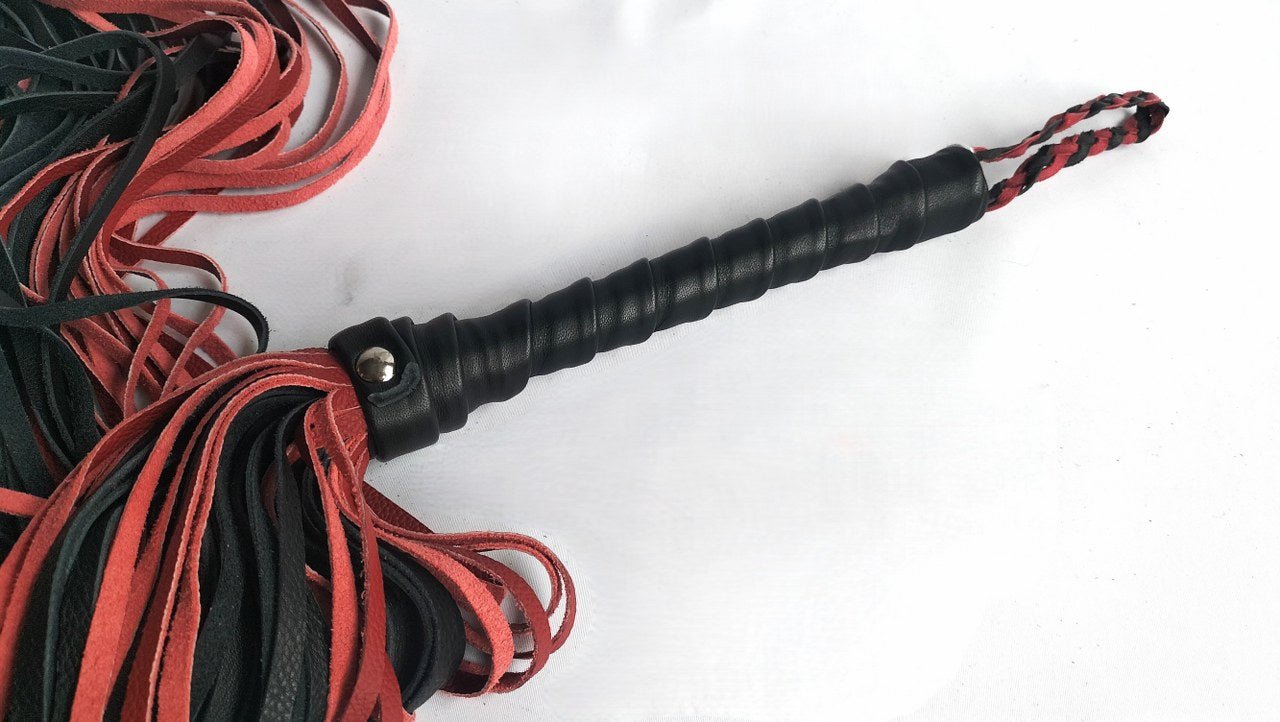 deze-loop-zweep-of-flogger-genoemd-zal-je-verbazen-door-zijn-aparte-impact-het-is-een-bdsm-toy-die-zeker-niet-mag-ontbreken-in-je-bdsm-toy-assortiment-6