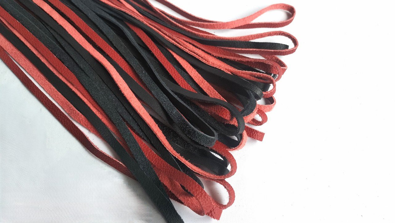 deze-loop-zweep-of-flogger-genoemd-zal-je-verbazen-door-zijn-aparte-impact-het-is-een-bdsm-toy-die-zeker-niet-mag-ontbreken-in-je-bdsm-toy-assortiment-7