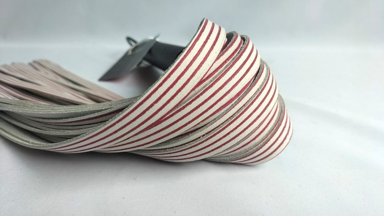 deze-iets-hardere-flogger-et-half-harde-falls-in-roze-wit-van-12-mm-breed-en-50-cm-lang-is-niet-alleen-een-one-of-a-kind-maar-voelt-ook-anders-aan-dan-de-gewone-floggers-die-we-hebben-dankzij-zijn-hardere-falls-2