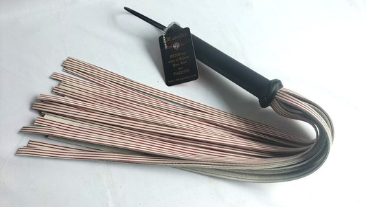 deze-iets-hardere-flogger-et-half-harde-falls-in-roze-wit-van-12-mm-breed-en-50-cm-lang-is-niet-alleen-een-one-of-a-kind-maar-voelt-ook-anders-aan-dan-de-gewone-floggers-die-we-hebben-dankzij-zijn-hardere-falls-1