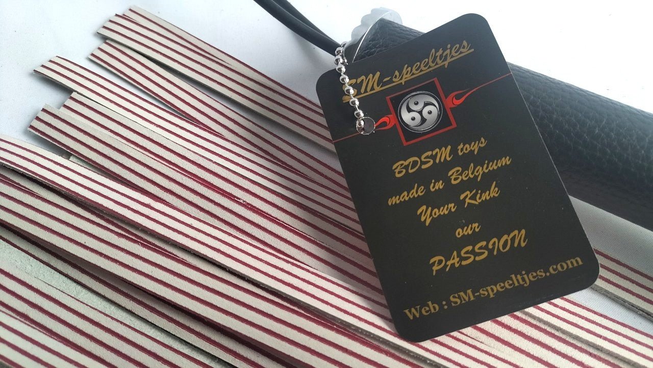 deze-iets-hardere-flogger-et-half-harde-falls-in-roze-wit-van-12-mm-breed-en-50-cm-lang-is-niet-alleen-een-one-of-a-kind-maar-voelt-ook-anders-aan-dan-de-gewone-floggers-die-we-hebben-dankzij-zijn-hardere-falls-3