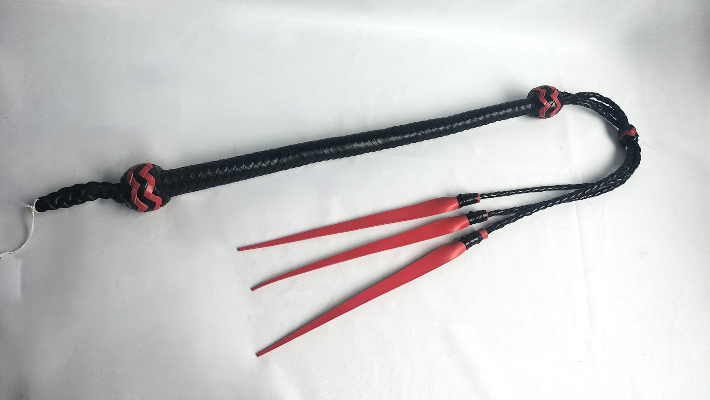 deze-9-of-3-tail-gesel-is-niet-voor-de-beginnelingen-met-zijn-dikke-stugge-rode-tuiglederen-punten-van-22-cm-lang-zal-hij-sowieso-zijn-handtekenng-nalaten-op-je-speelpartner-zijn-of-haar-lichaam-3