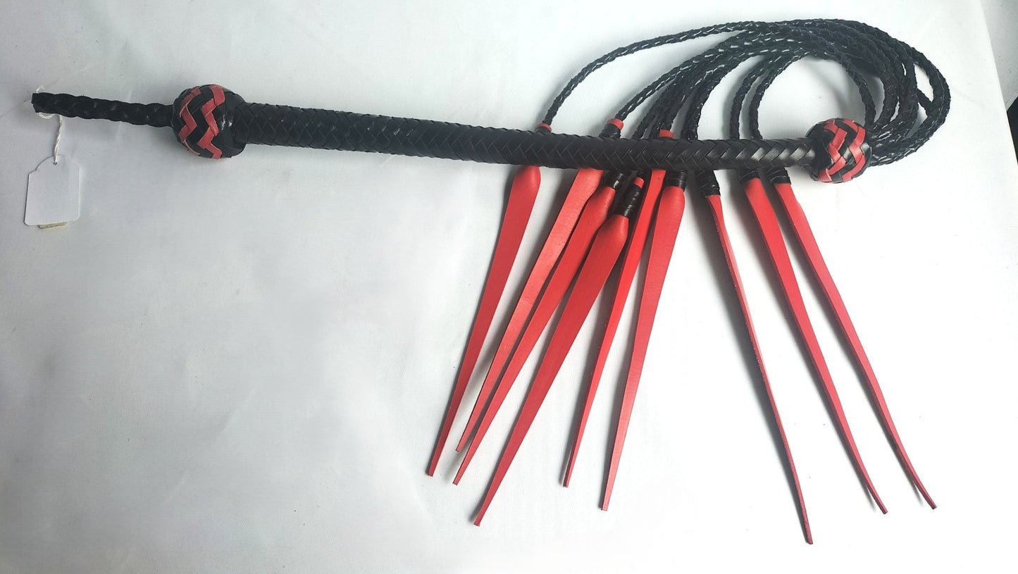 deze-9-of-3-tail-gesel-is-niet-voor-de-beginnelingen-met-zijn-dikke-stugge-rode-tuiglederen-punten-van-22-cm-lang-zal-hij-sowieso-zijn-handtekenng-nalaten-op-je-speelpartner-zijn-of-haar-lichaam-2