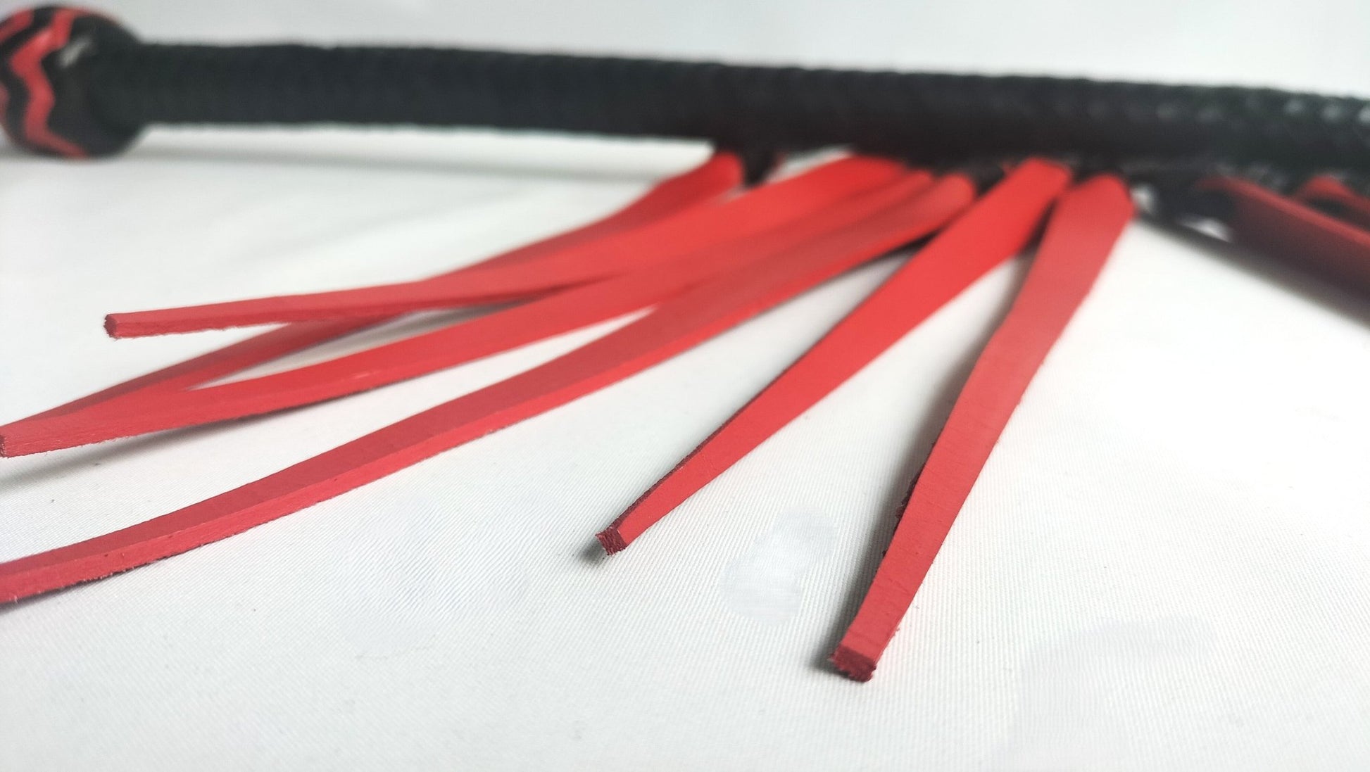 deze-9-of-3-tail-gesel-is-niet-voor-de-beginnelingen-met-zijn-dikke-stugge-rode-tuiglederen-punten-van-22-cm-lang-zal-hij-sowieso-zijn-handtekenng-nalaten-op-je-speelpartner-zijn-of-haar-lichaam-4