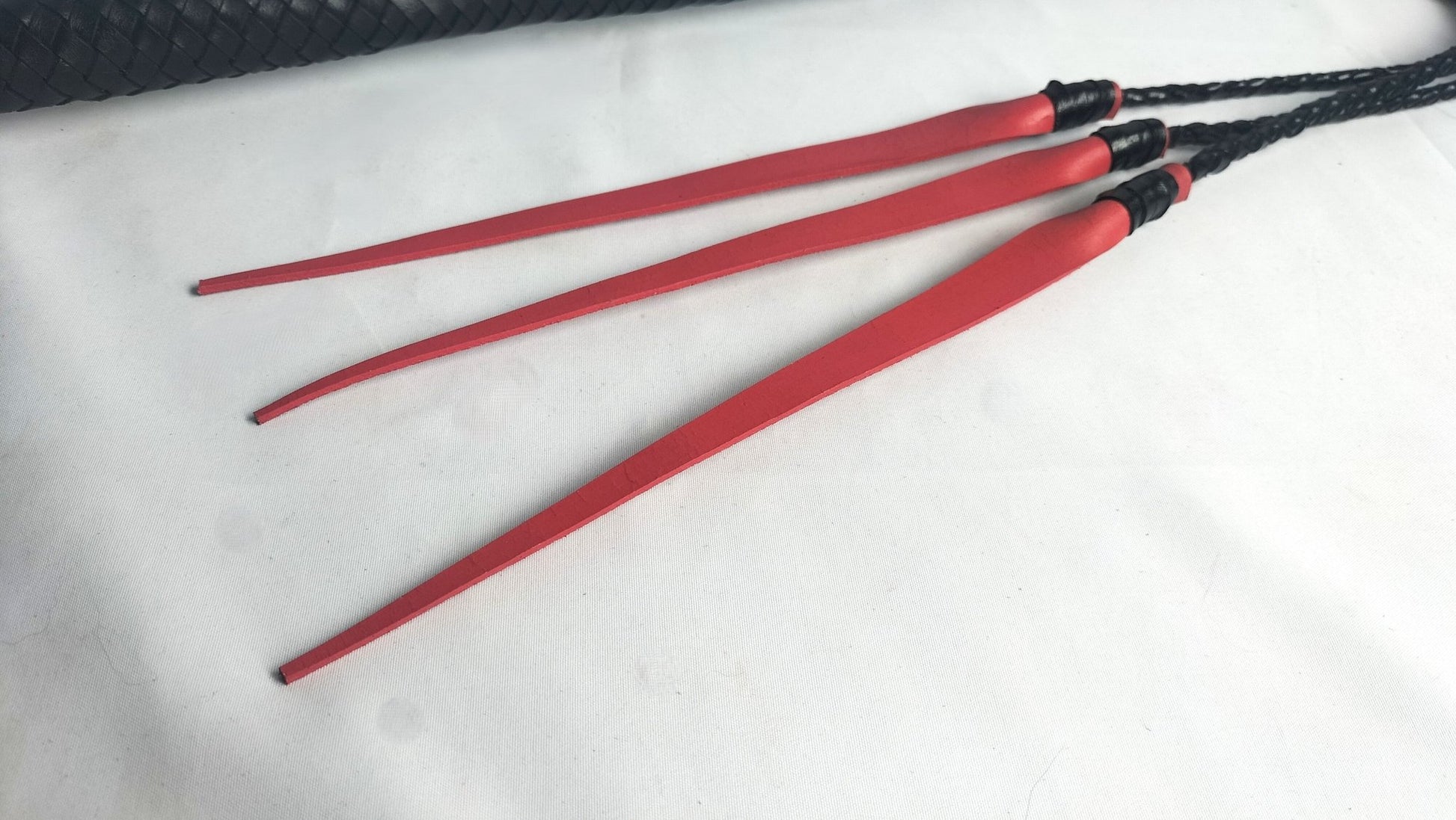 deze-9-of-3-tail-gesel-is-niet-voor-de-beginnelingen-met-zijn-dikke-stugge-rode-tuiglederen-punten-van-22-cm-lang-zal-hij-sowieso-zijn-handtekenng-nalaten-op-je-speelpartner-zijn-of-haar-lichaam-5