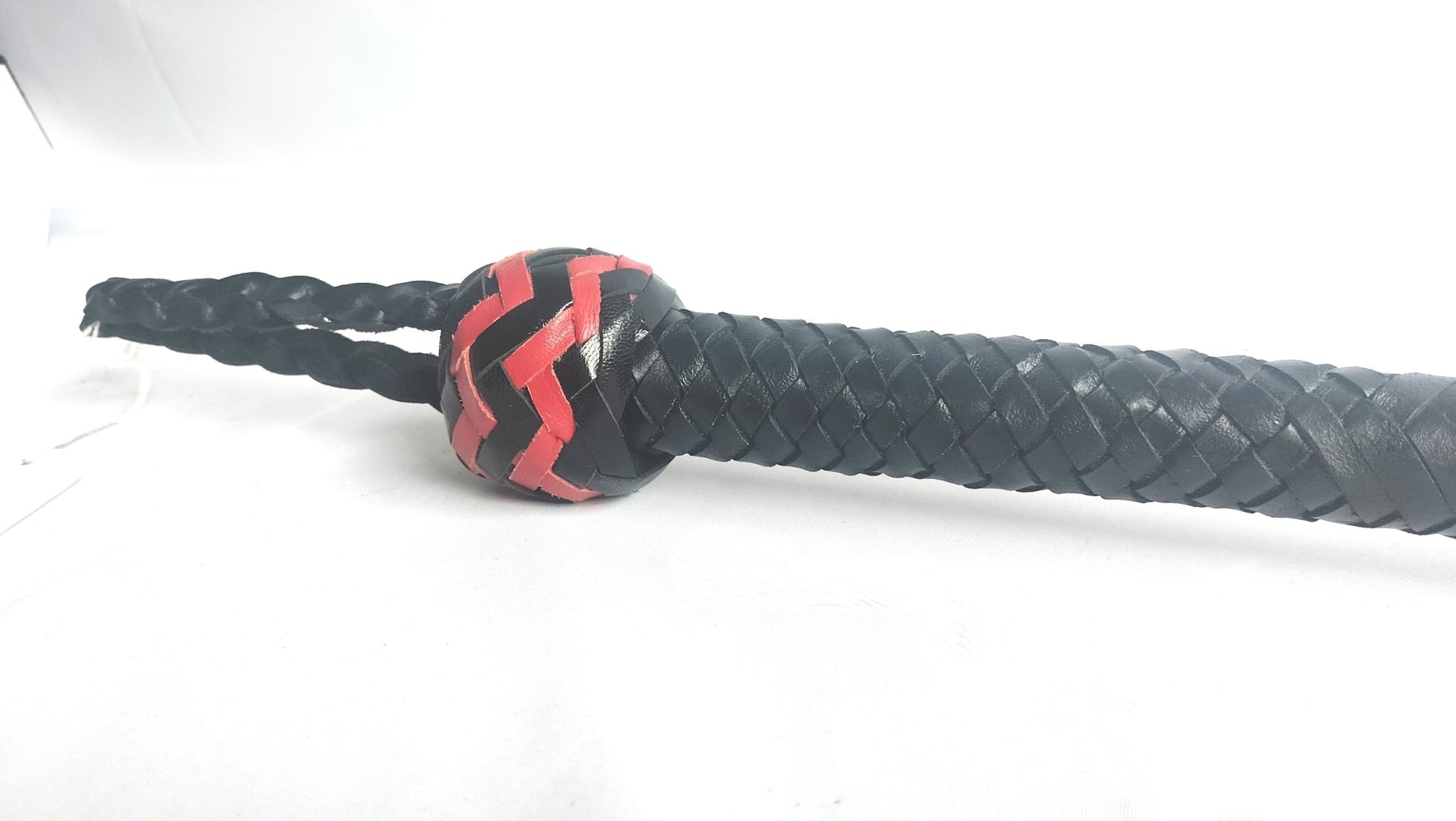 deze-9-of-3-tail-gesel-is-niet-voor-de-beginnelingen-met-zijn-dikke-stugge-rode-tuiglederen-punten-van-22-cm-lang-zal-hij-sowieso-zijn-handtekenng-nalaten-op-je-speelpartner-zijn-of-haar-lichaam-6