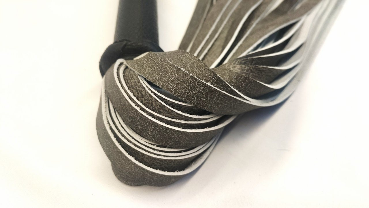Grijs Leren Flogger met 36 Zilverkleurige tandwieltjes - 70cm Handgemaakt - Impact Play - Floggers - SM - speeltjes