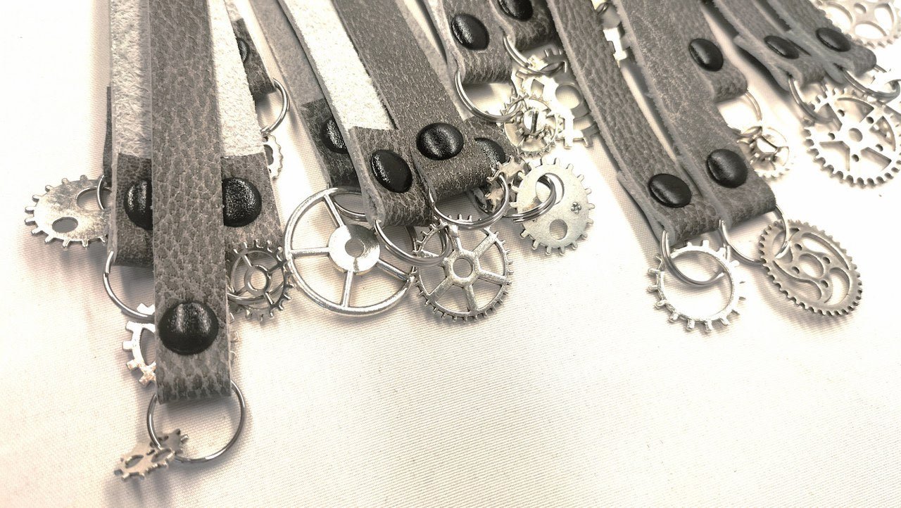 Grijs Leren Flogger met 36 Zilverkleurige tandwieltjes - 70cm Handgemaakt - Impact Play - Floggers - SM - speeltjes