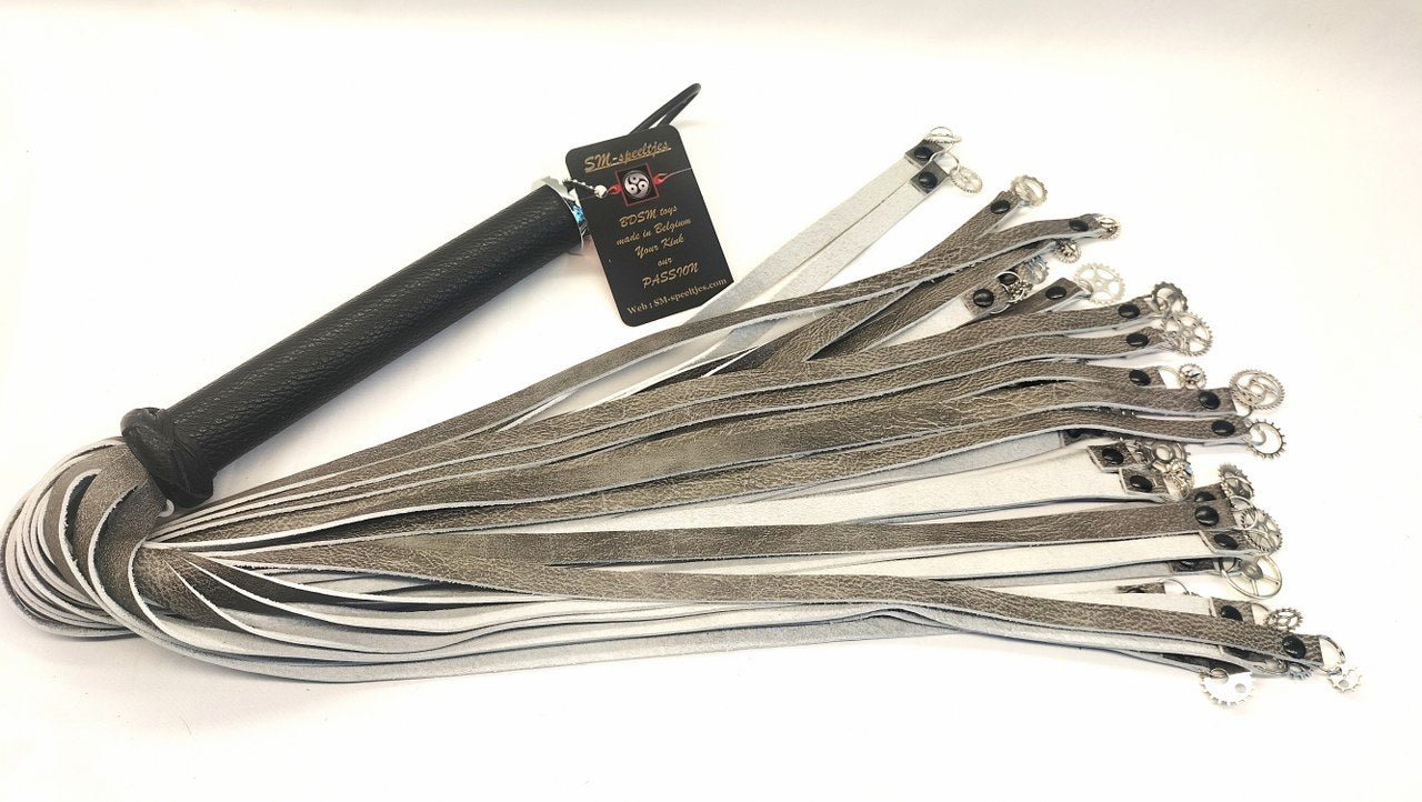Grijs Leren Flogger met 36 Zilverkleurige tandwieltjes - 70cm Handgemaakt - Impact Play - Floggers - SM - speeltjes