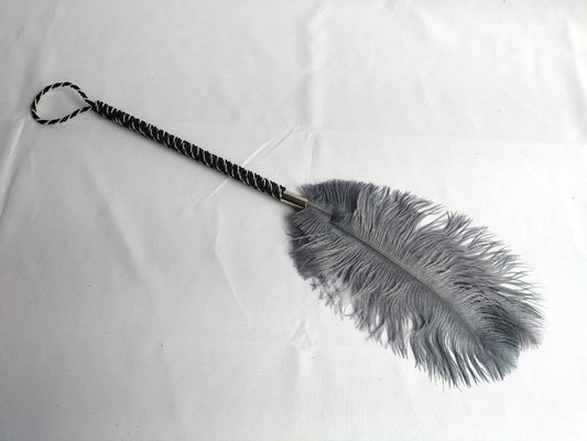 Grijze struisvogel pluim voor sensual play - SM - speeltjes