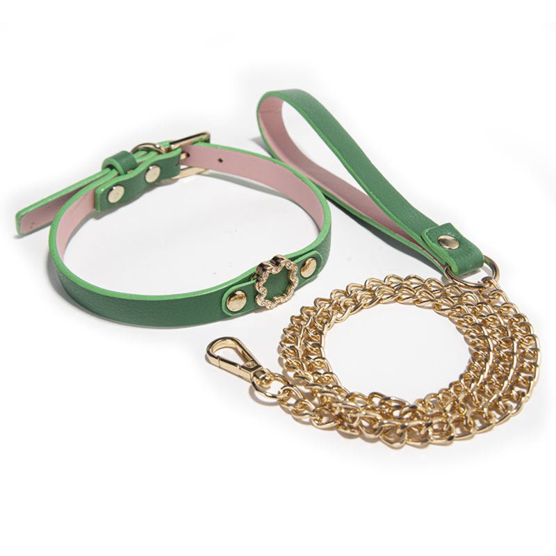 mooie-vegan-collar-met-subtiele-vergulden-accenten-buitenzijde-is-groen-de-binnenzijde-zacht-roze-3