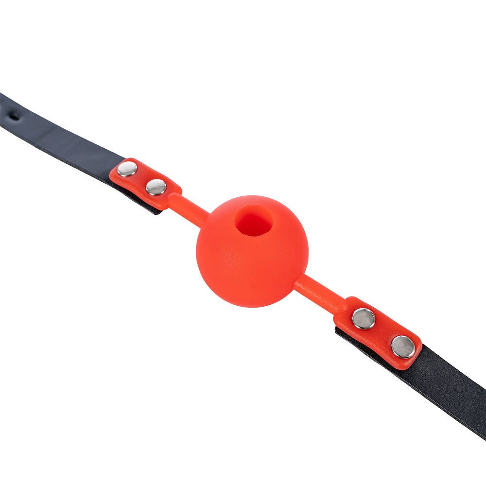 met-deze-50mm-grote-silicone-ballgag-vul-je-de-mond-van-je-submissive-helemaal-dankzij-het-grote-gat-in-de-gag-kan-hij-of-zij-gemakkelijker-ademen-maar-ook-kwijlen-3