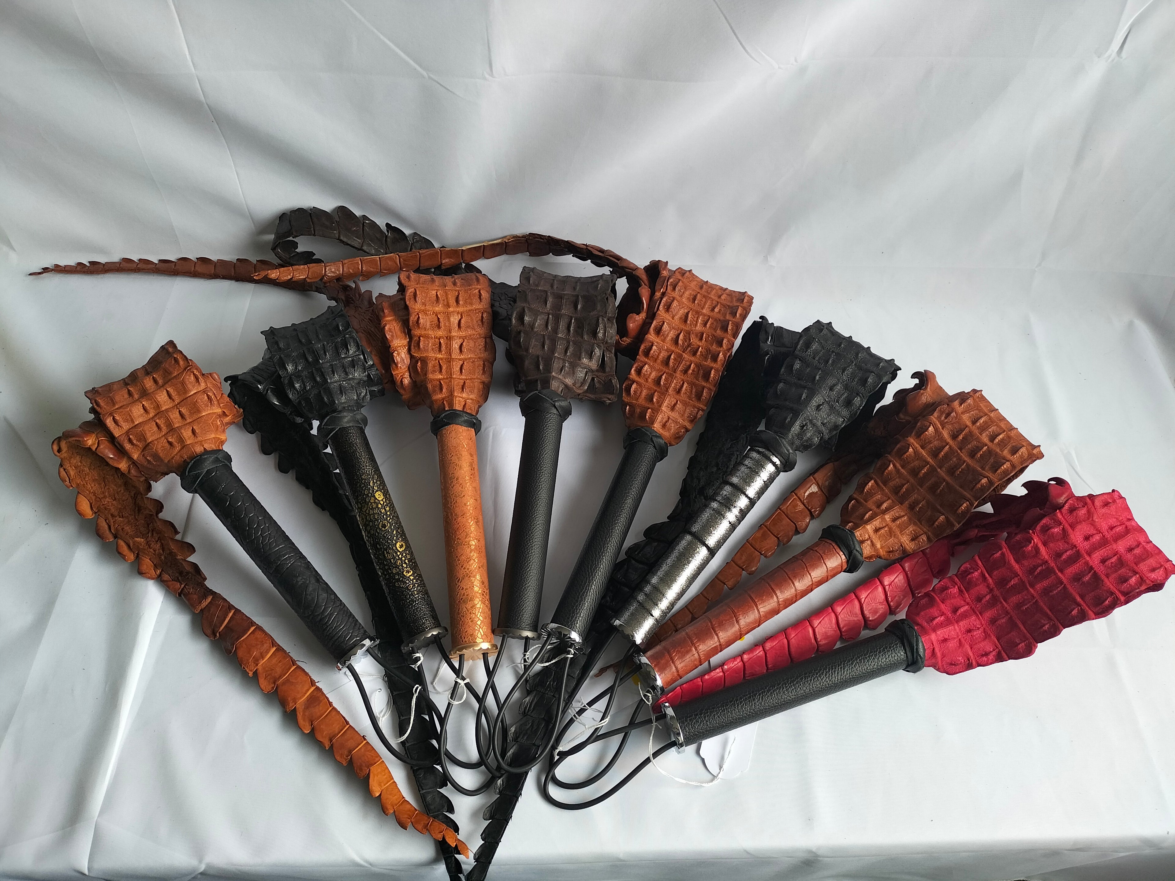 Lederen backstrap zwepen collectie - Handgemaakt BDSM speelgoed in meerdere kleuren
