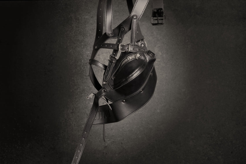 met-dit-kunst-leder-sm-masker-wordt-je-het-zwijgen-opgelegd-met-de-rits-ver-de-mond-of-je-nu-wilt-of-niet