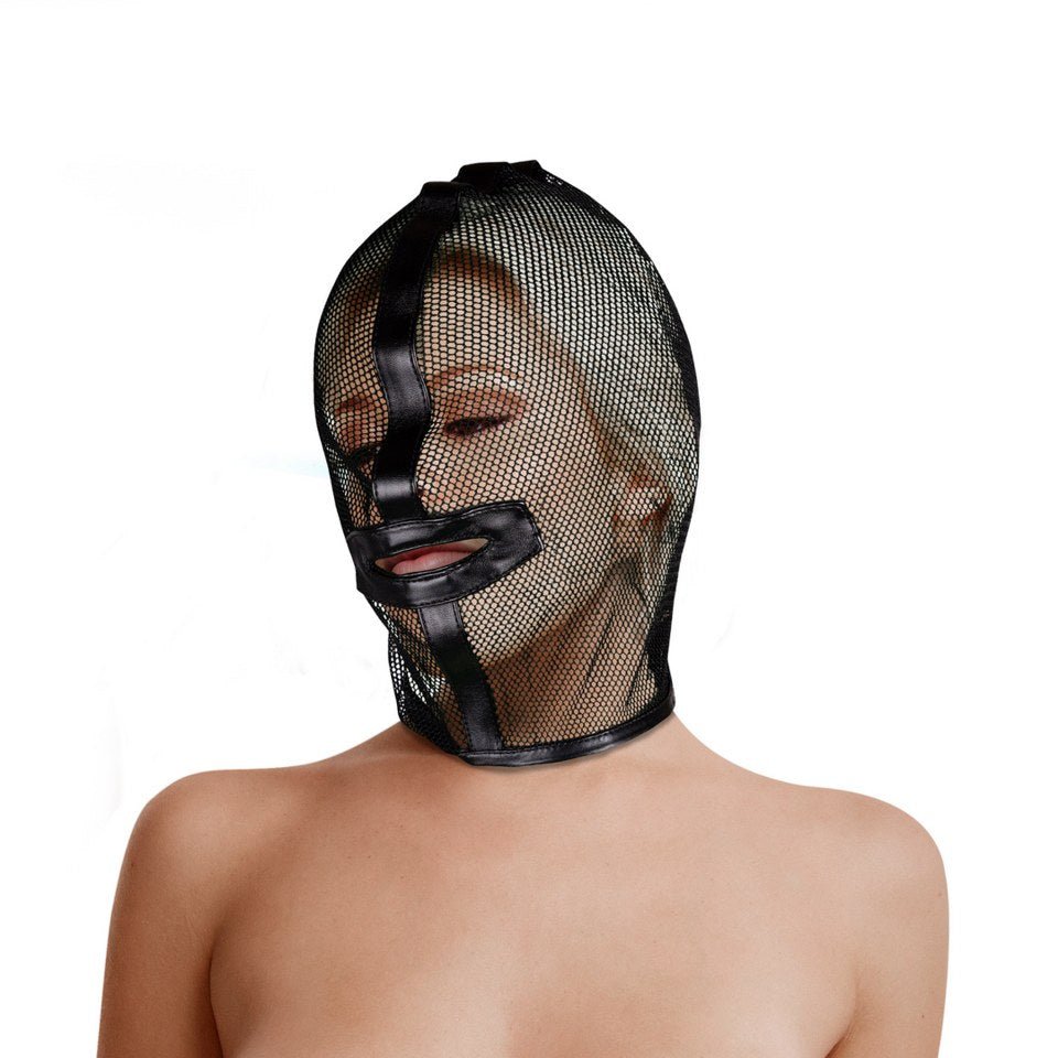 dit-hoofdmasker-gemaakt-van-visnetstof-met-aan-de-achterzijde-een-vetersluiting-voor-prefecte-pasvorm-heeft-aan-de-voorzijde-enkel-een-mondopening-of-deze-om-te-spreken-is-dat-is-een-andere-vraag-1