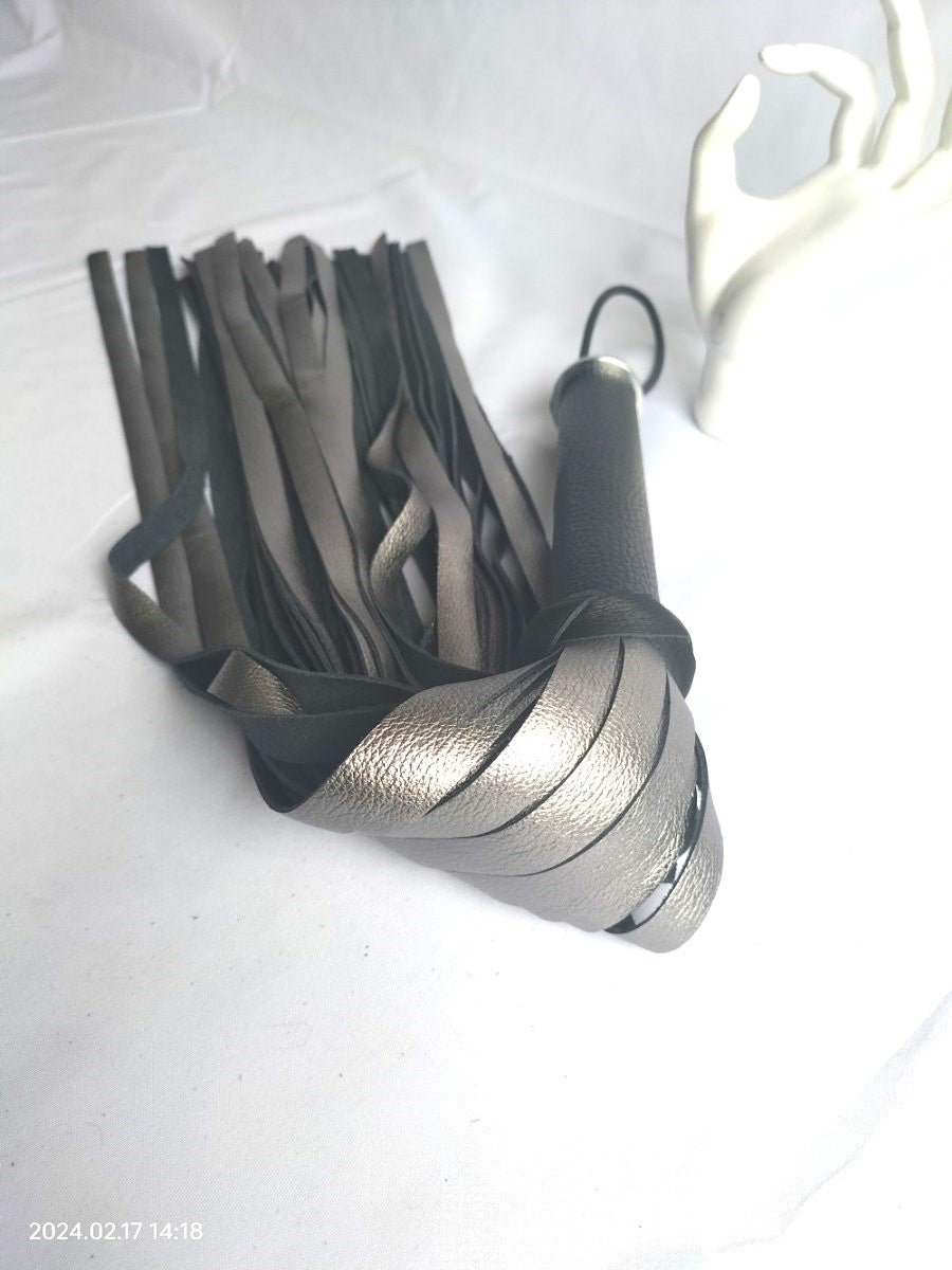 Kalfsleder zilver flogger - SM - speeltjes