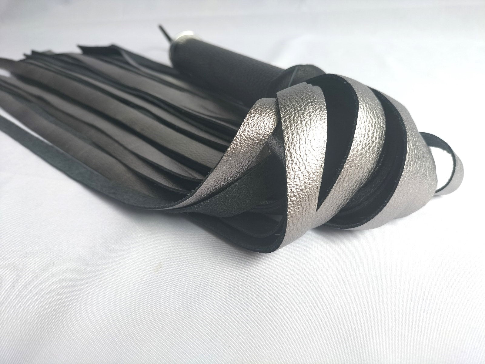 Kalfsleder zilver flogger - SM - speeltjes