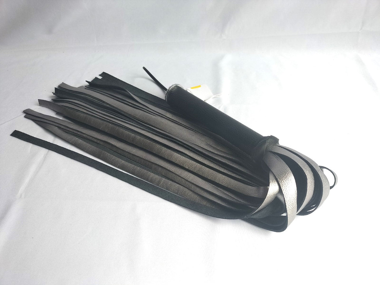 Kalfsleder zilver flogger - SM - speeltjes