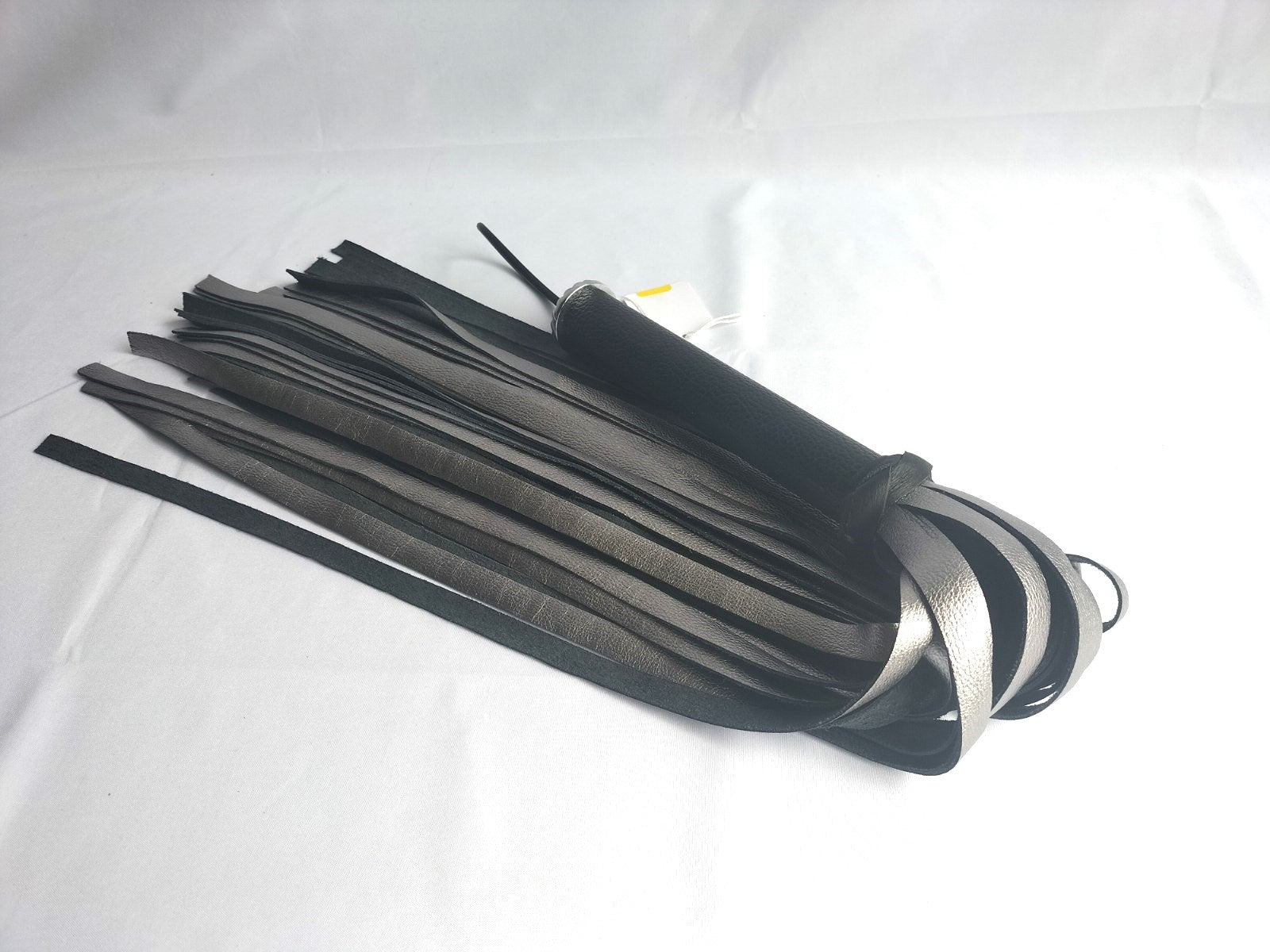 Kalfsleder zilver flogger - SM - speeltjes