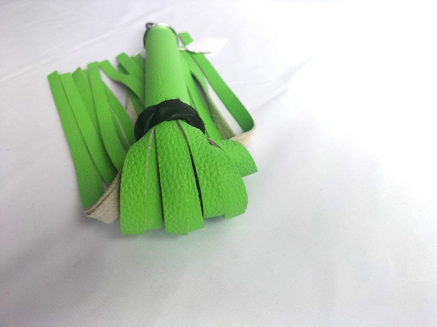 Kikkergroene rund leer flogger 30cm - SM - speeltjes