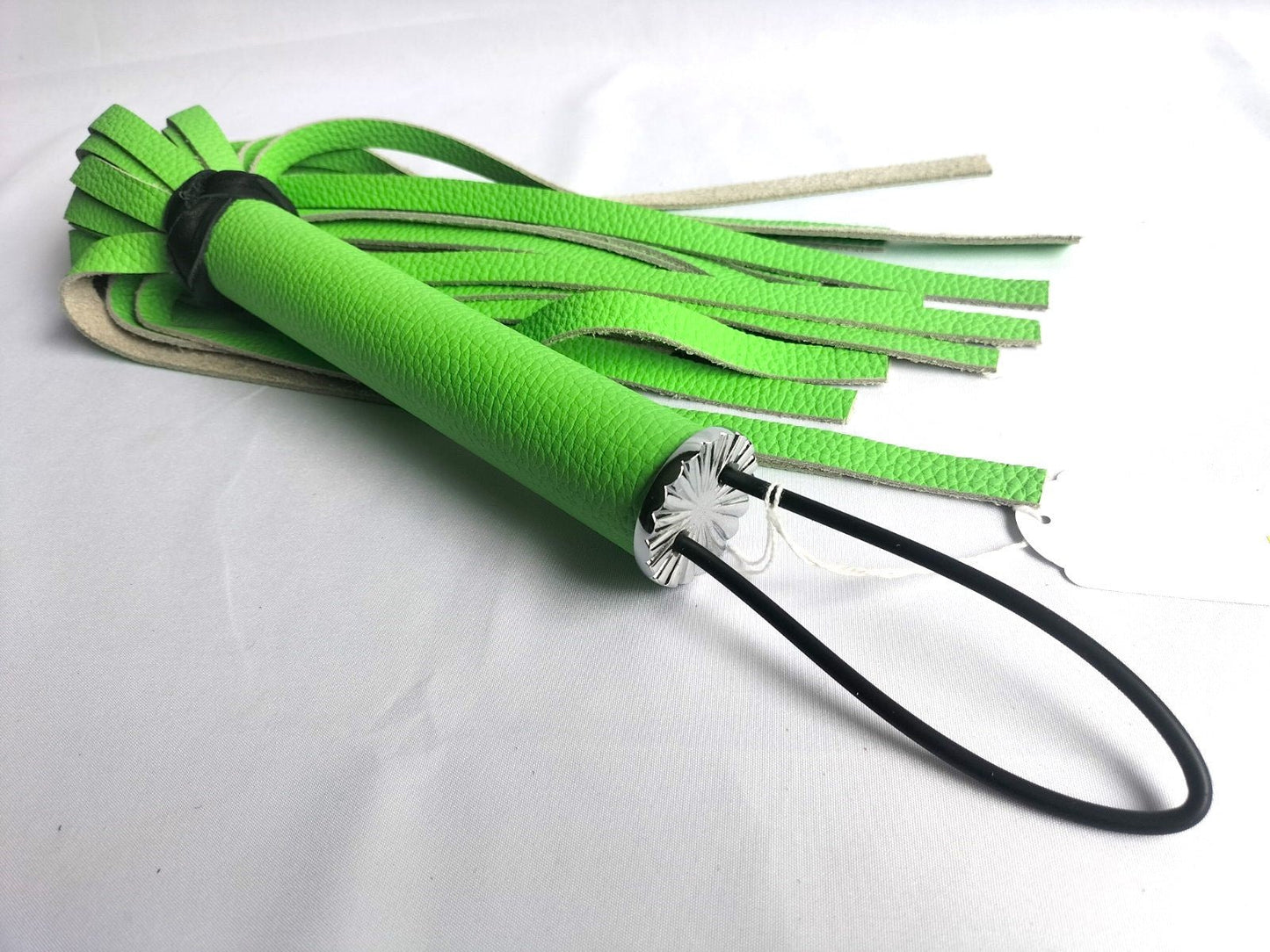 Kikkergroene rund leer flogger 30cm - SM - speeltjes