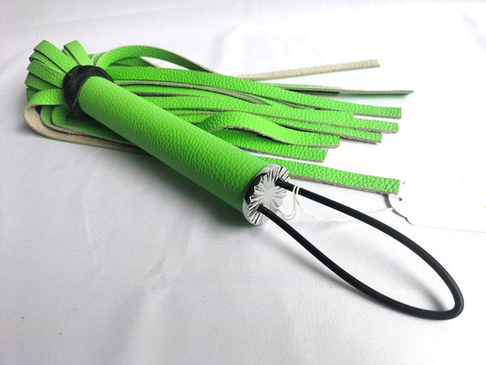 Kikkergroene rund leer flogger 30cm - SM - speeltjes