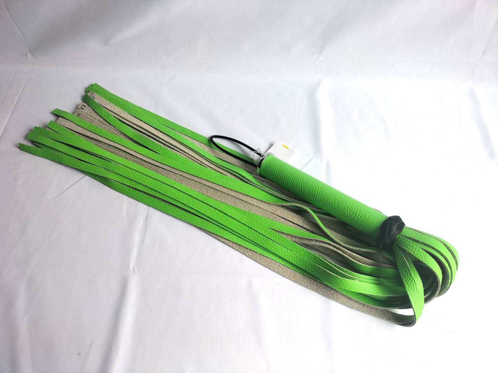 Kikkergroene rund leer flogger 70cm - SM - speeltjes
