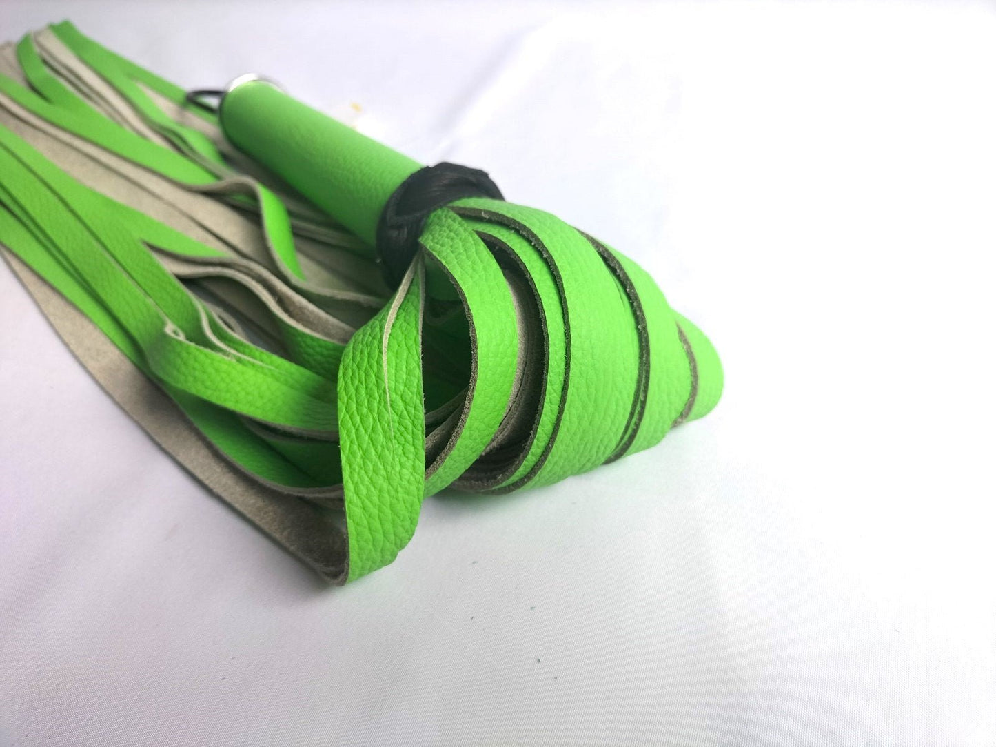 Kikkergroene rund leer flogger 70cm - SM - speeltjes